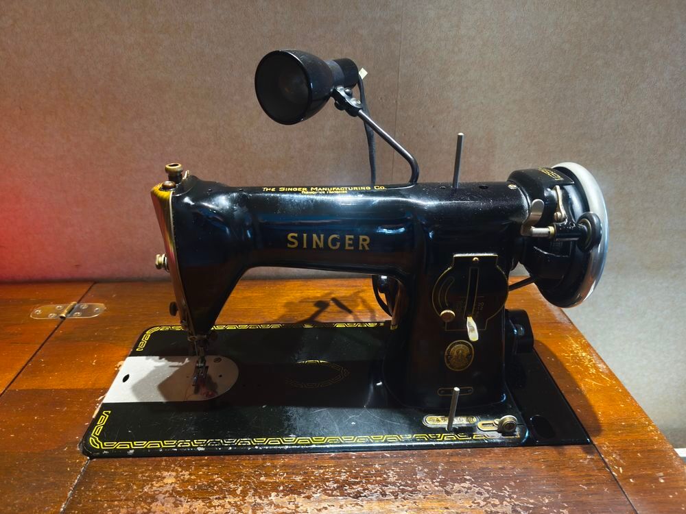 MACHINE A COUDRE SINGER 1951 dans meuble en bois Meubles