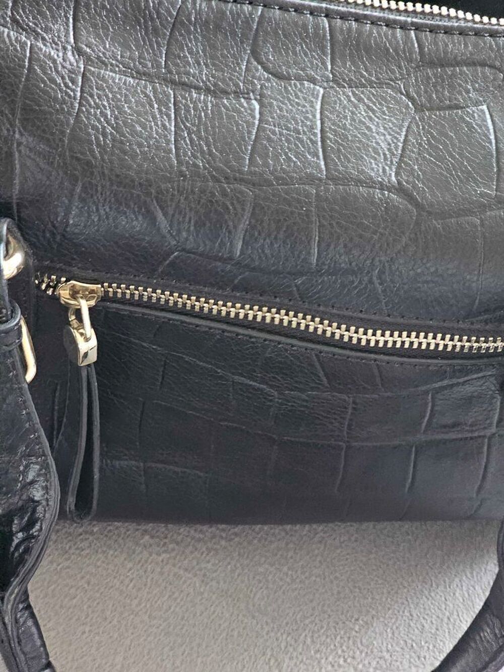 sac &agrave; main en cuir noir. Marque Arthur et Aston Neuve. Maroquinerie