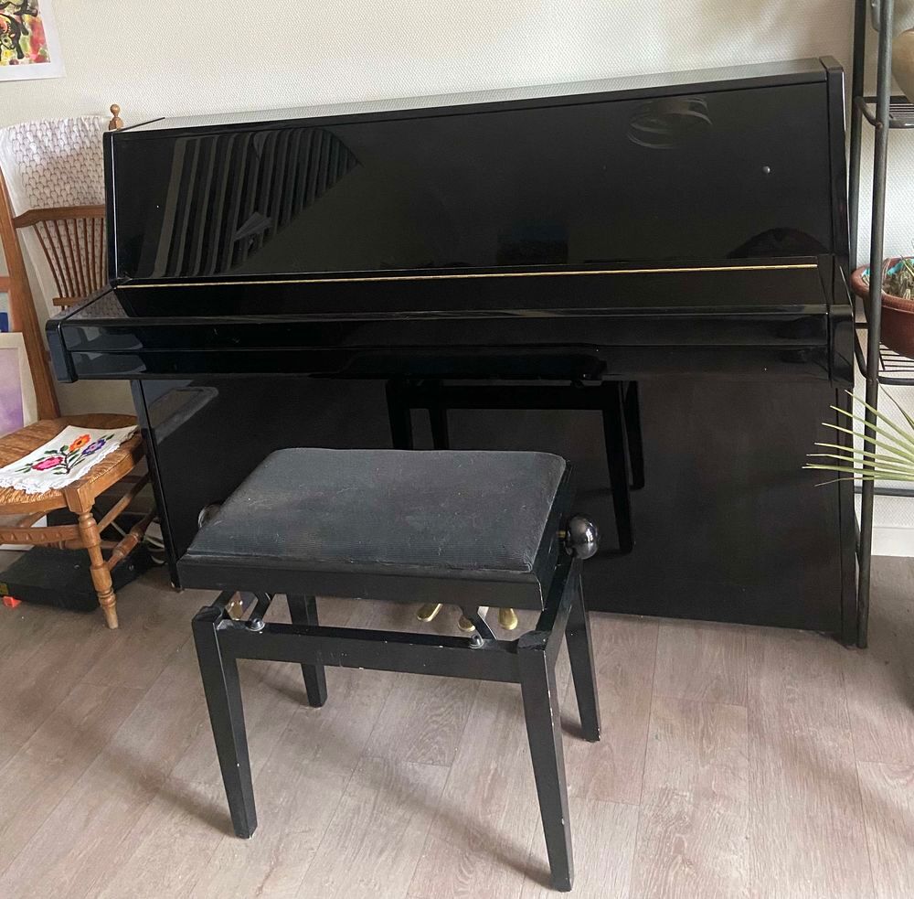 Piano droit laqu&eacute; noir Yamaha Instruments de musique