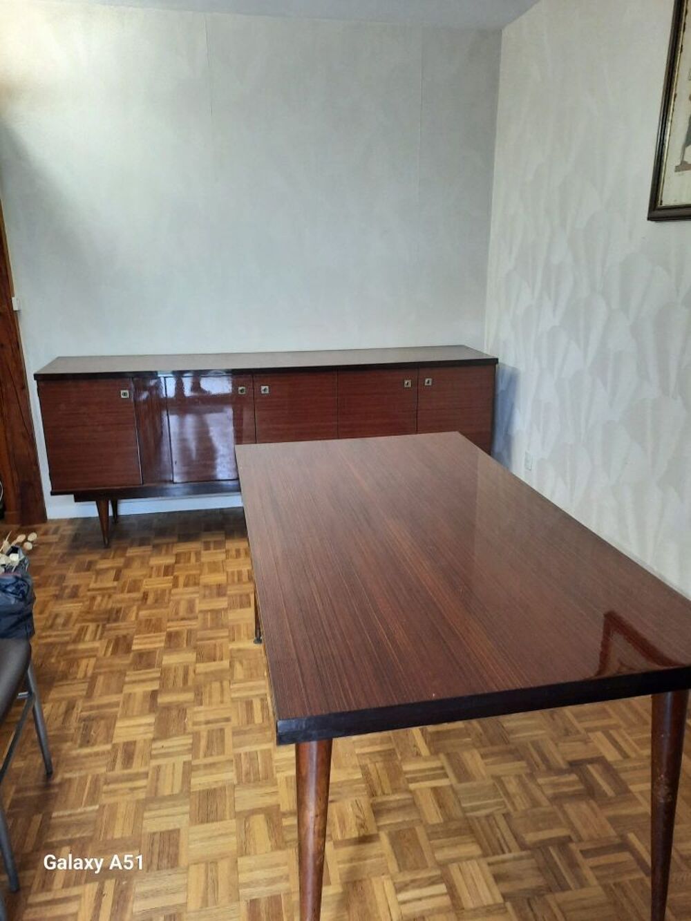 Table et buffet vintage laqu&eacute;s, avec 2 rallonges+ 6 chaises. Meubles