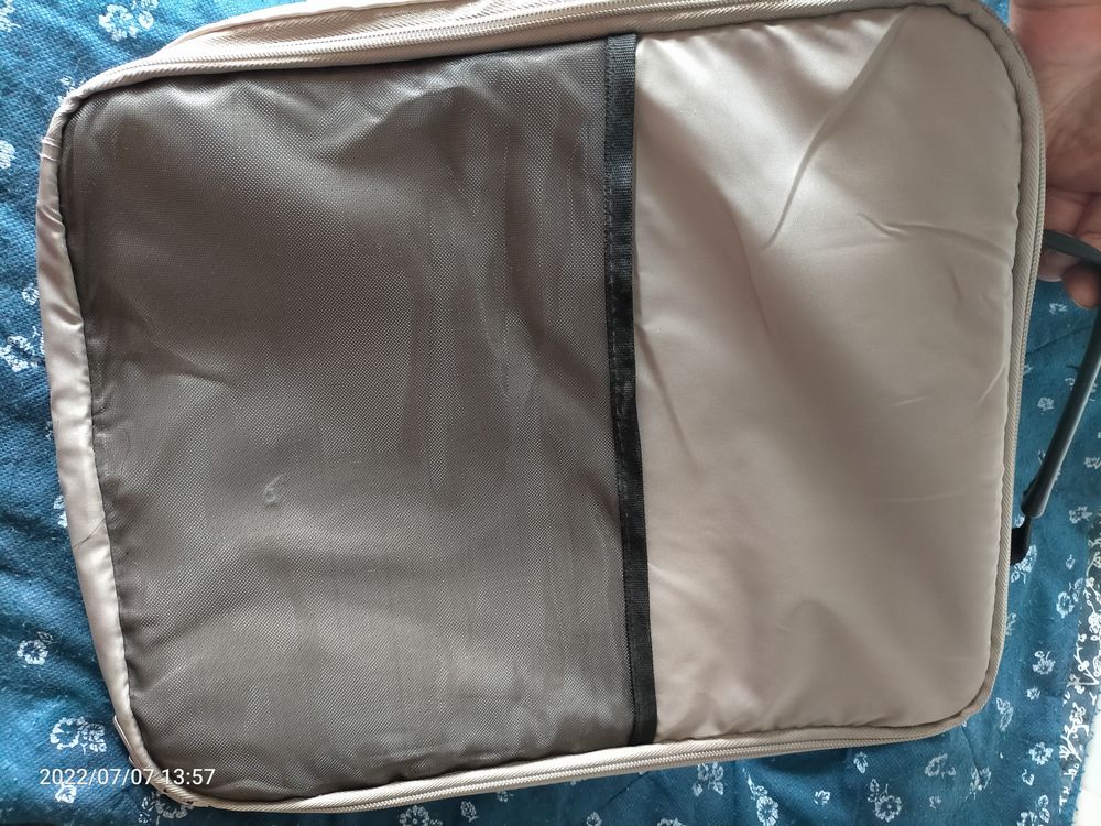 Offre pochette ordinateur verticale en tissu tr&egrave;s bon &eacute;tat. Matériel informatique