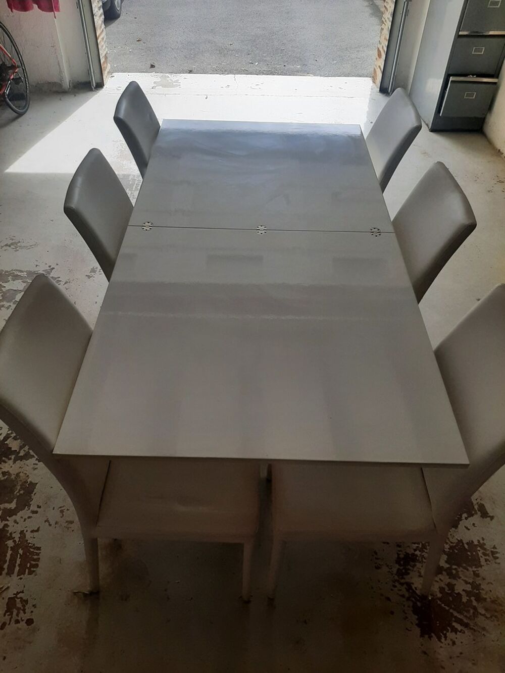 Table rectangulaire + 6 chaises assorties Meubles