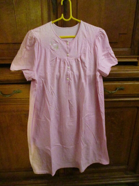robe de nuit rose  à pois et broder sur le haut gauche  0 Mérignies (59)