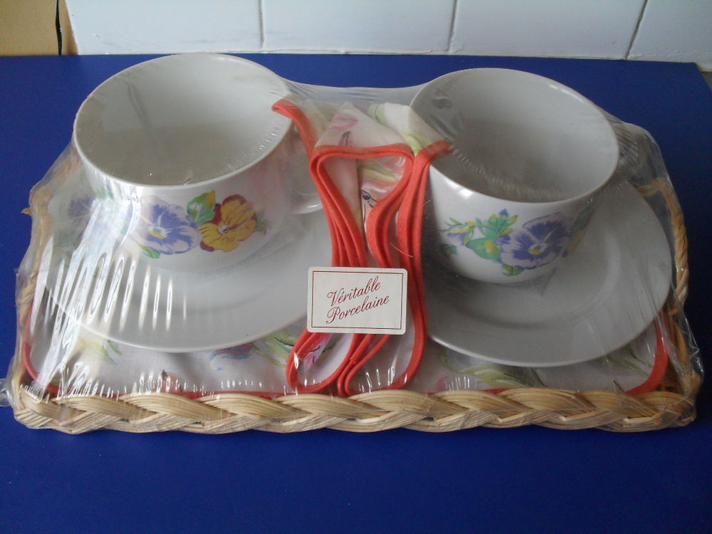 Set 2 tasses avec soucoupes+serviettes+ plateau id&eacute;e cadeau Cuisine