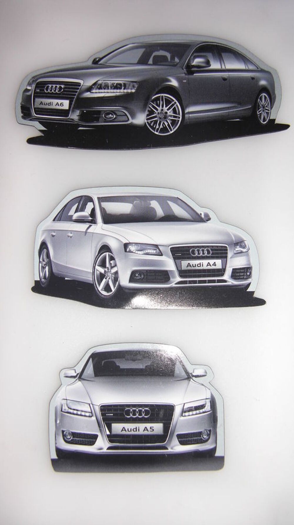 Un lot de 3 magnets "AUDI" 