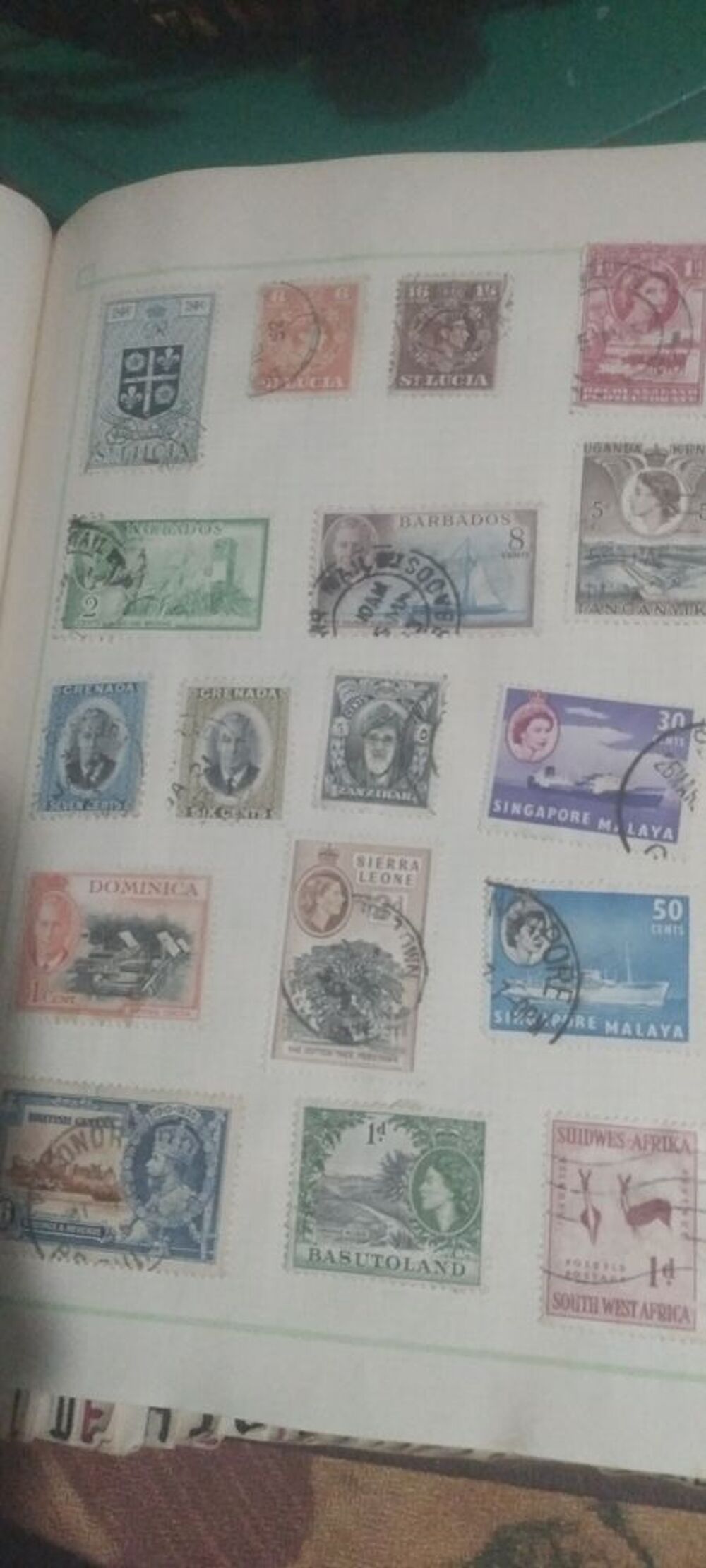 800 timbres de collection &eacute;tranger environ 