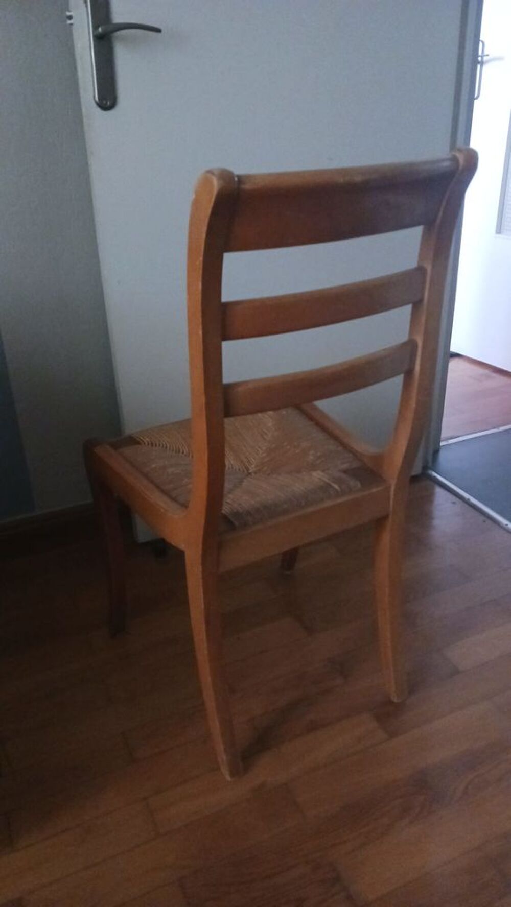 Lot de 3 chaises diff&eacute;rents styles Meubles