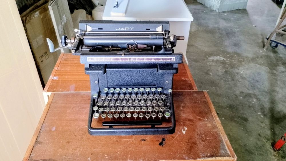 Collection
Machine a &eacute;crire ancienne marque JAPY 