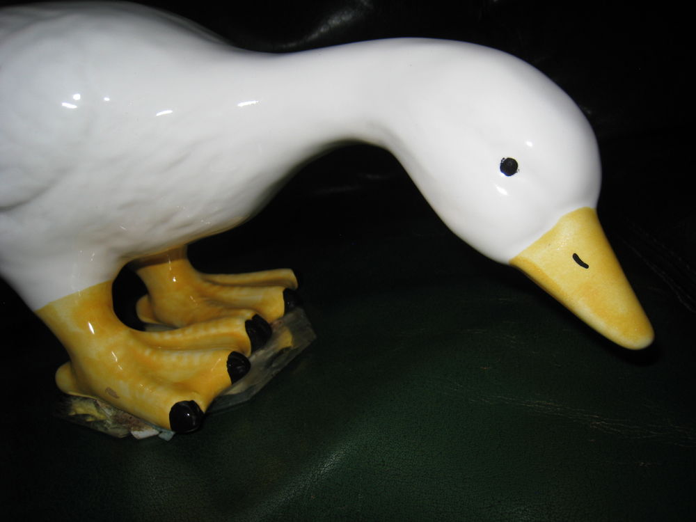 Grand canard blanc en fa&iuml;ence, tr&egrave;s d&eacute;coratif Décoration