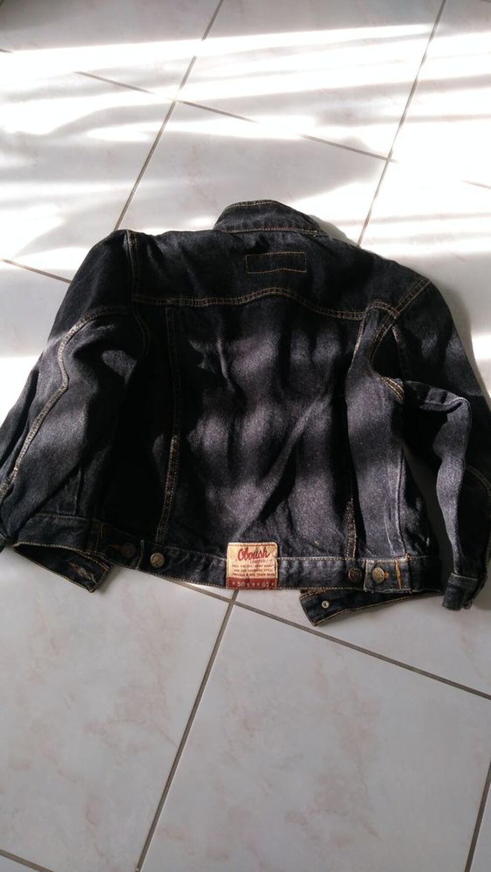 Blouson peu servi. En 10ans noir. Vêtements enfants