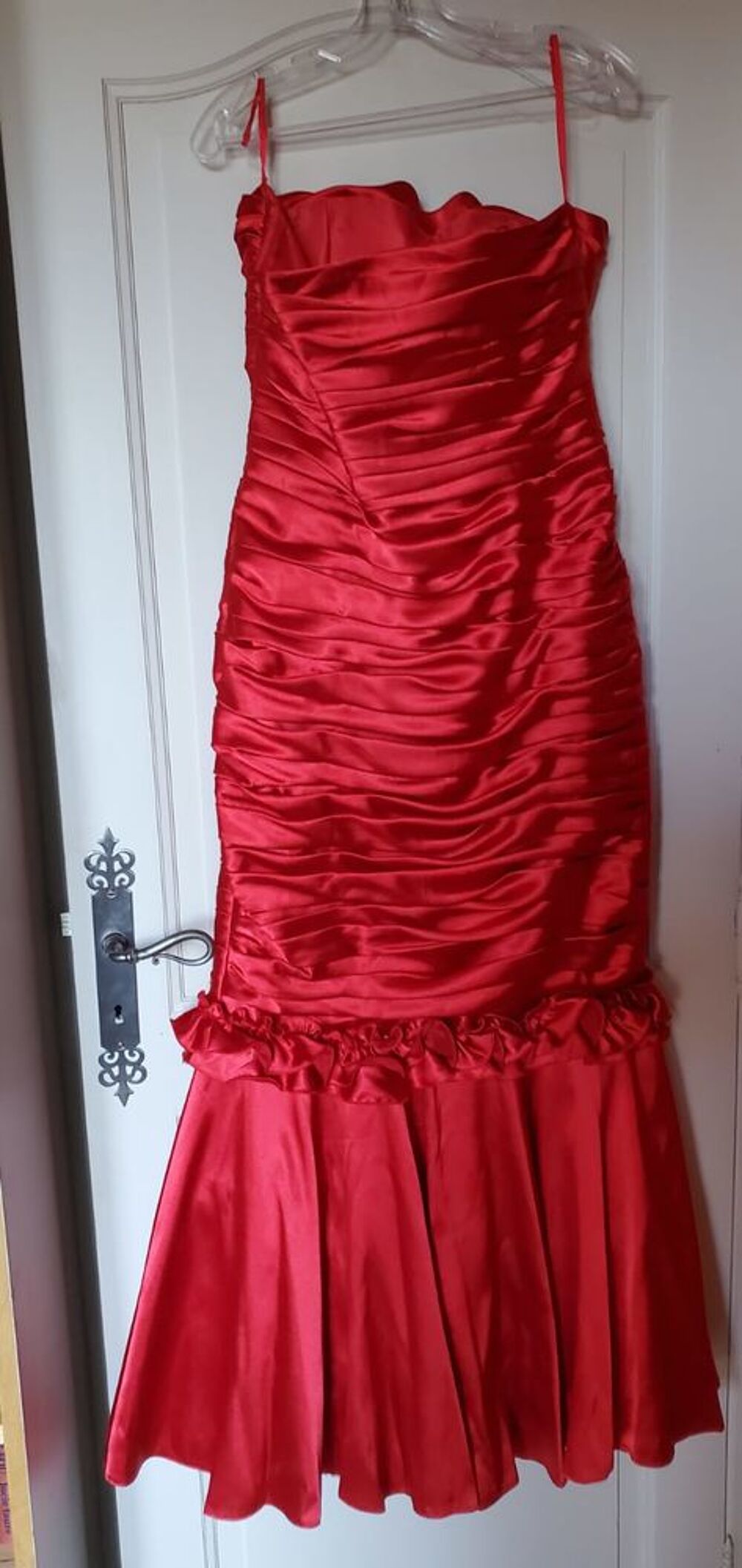 ROBE DE SOIREE OU CEREMONIE FOURREAU TYPE SIRENE SATIN ROUGE Vêtements