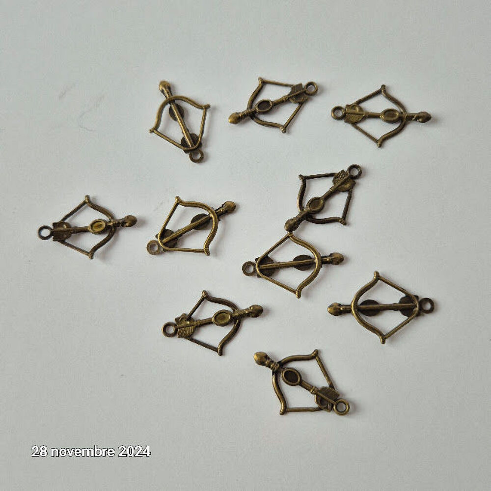 Lot de 10 breloques , pendentifs arbal&egrave;te ou arc en bronze Bijoux et montres