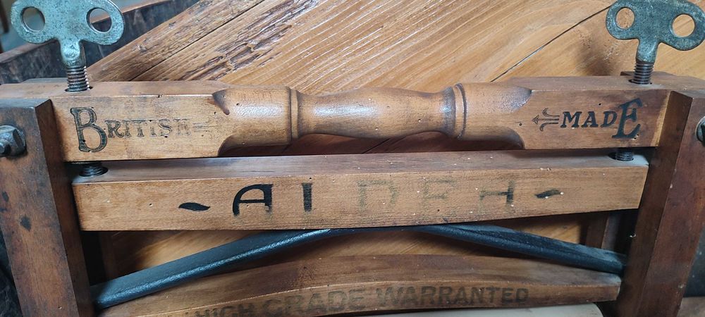 Cuvier ancien en bois et son ensemble de buanderie complet 
