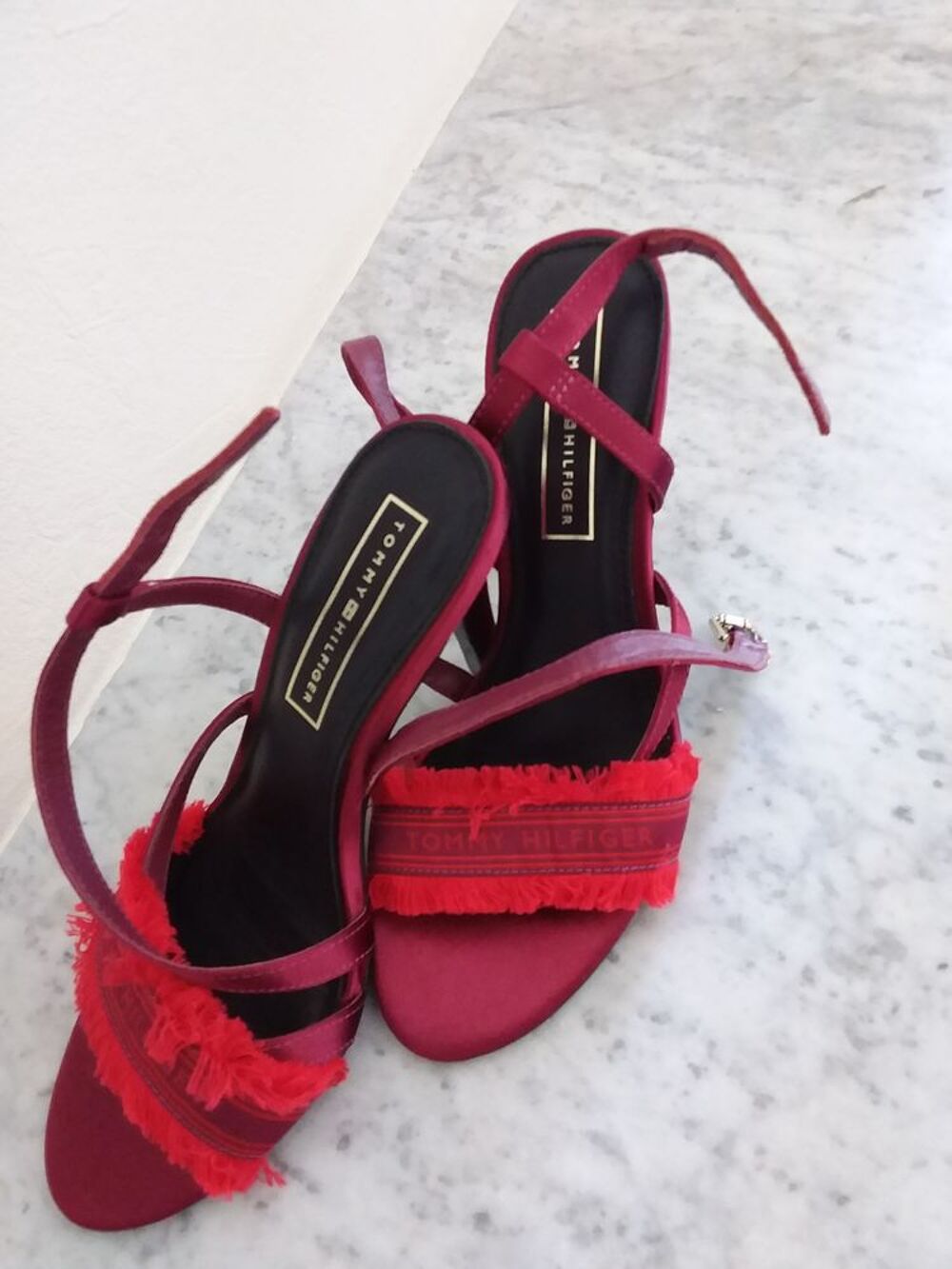 TOMMY HILFIGER PAIRE ROUGE POINTURE 38
50 EUROS Chaussures