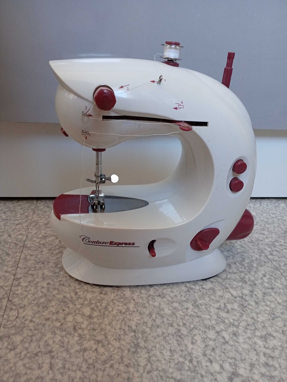 petite machine &agrave; coudre Electroménager