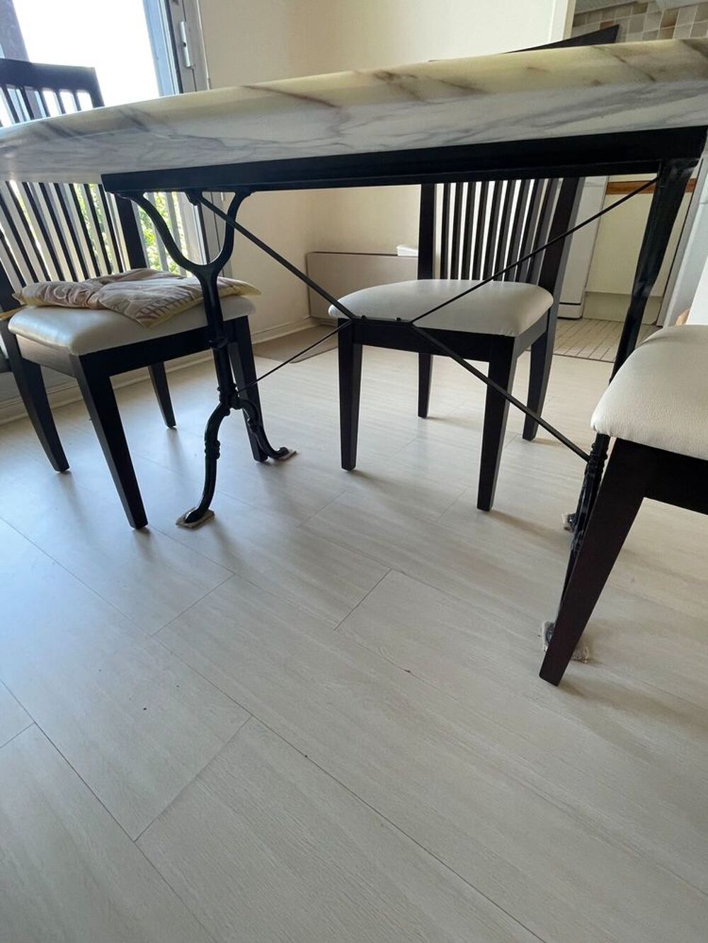 Table en marbre avec chaises Meubles
