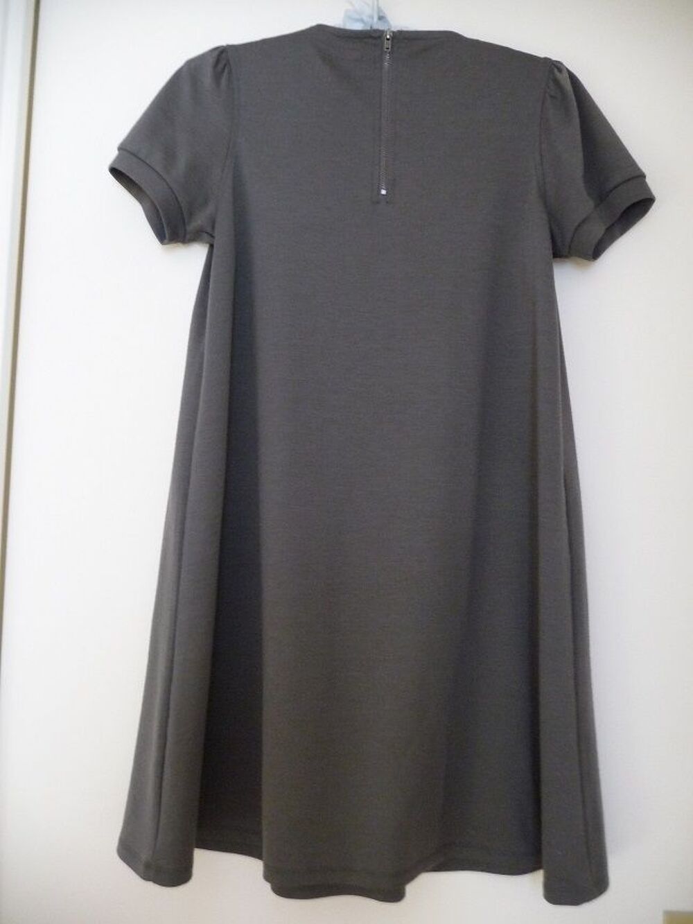 Robe grise encolure motifs argent&eacute;s taille 36 Vêtements