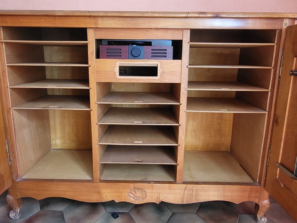 MEUBLE EN BOIS MASSIF AVEC AMENAGEMENT POUR PLATINE DISQUES Meubles