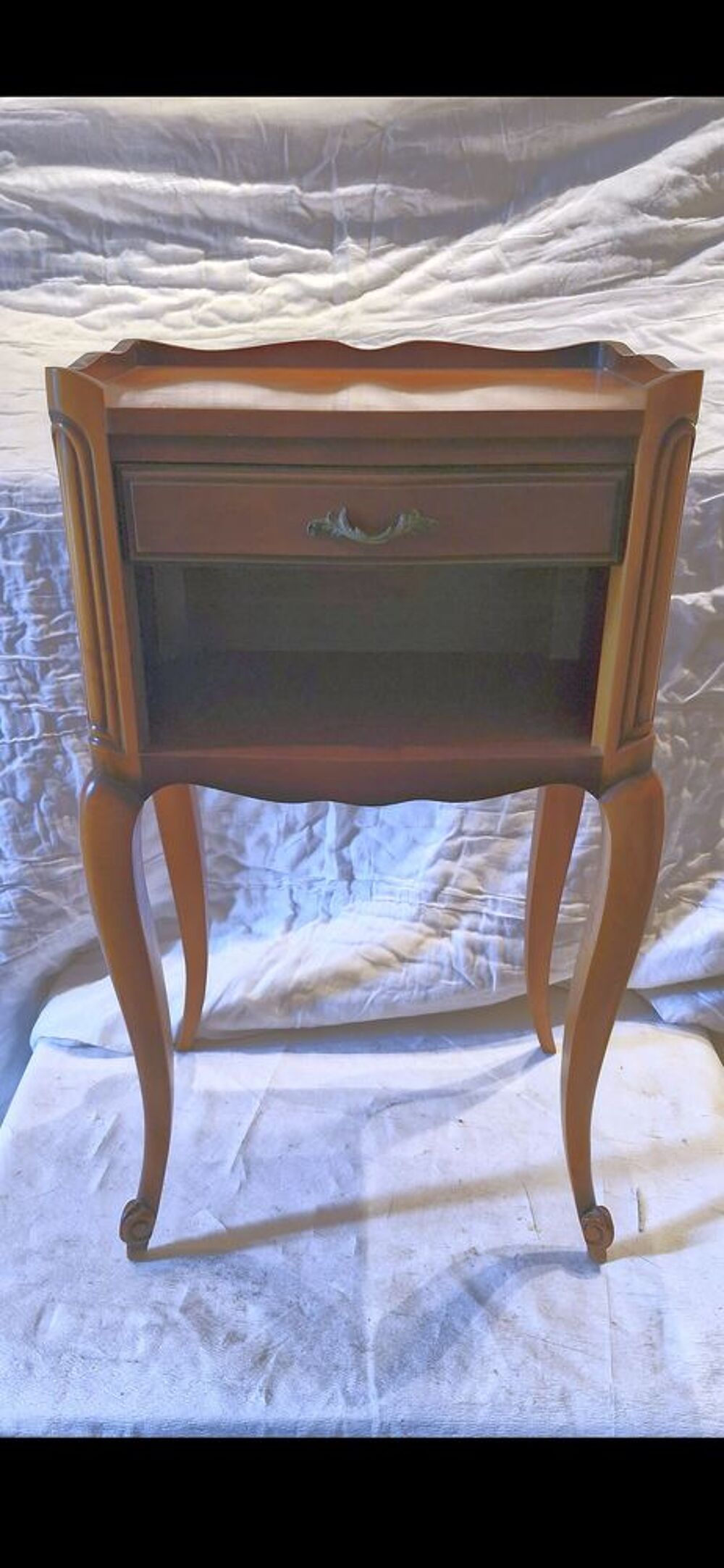 Lit 140 avec 1 meuble de chevet, de style en bois massif 
Meubles