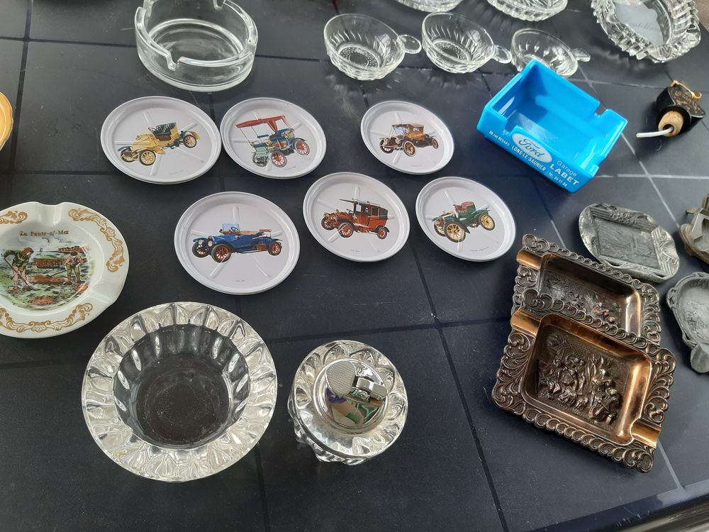 Cendriers &amp; Sous-verres ou bouteilles anciens. Décoration