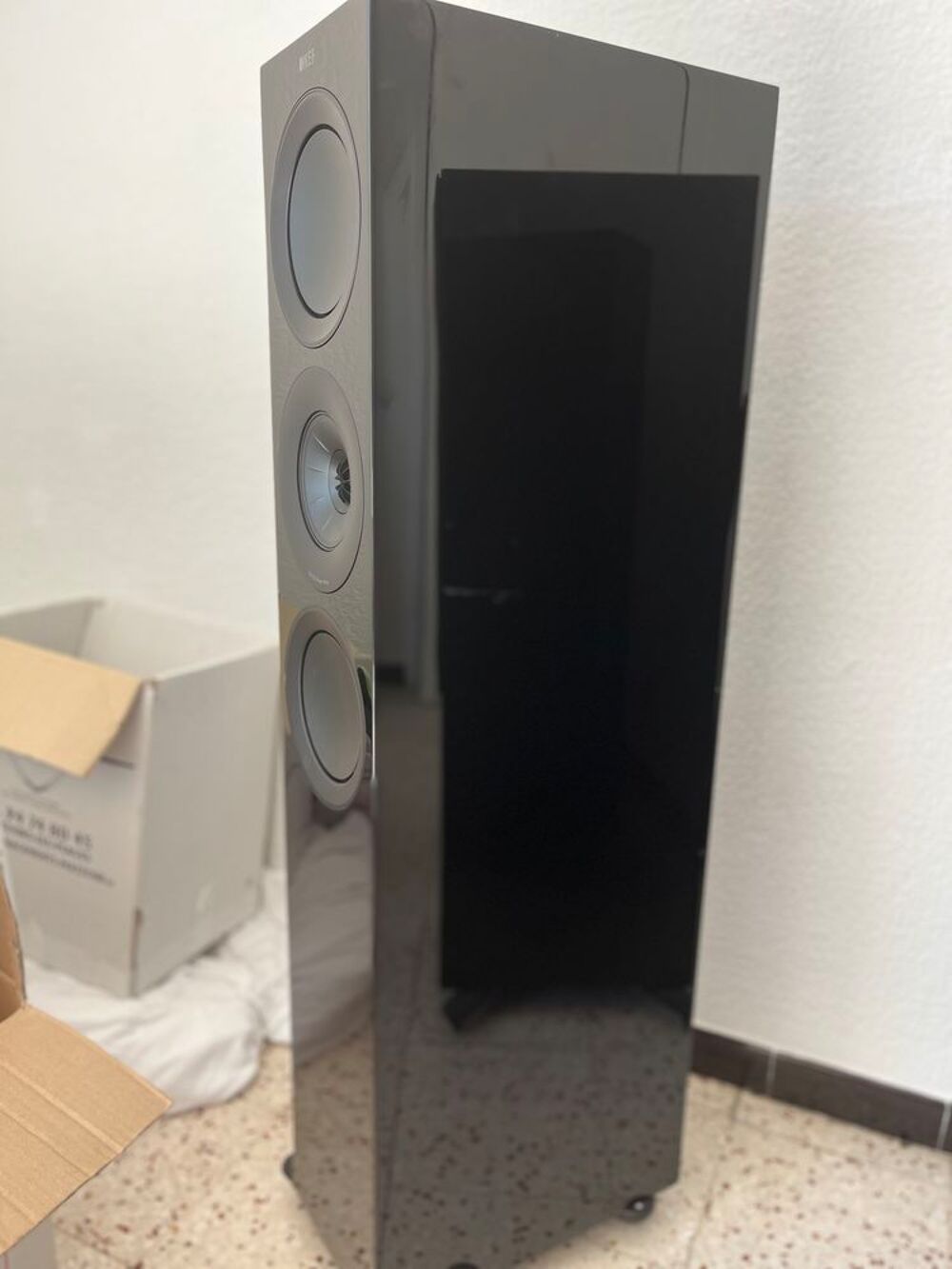 Paire d'enceintes tr&egrave;s haute qualit&eacute; KEF R5 Meta Audio et hifi