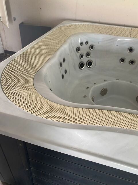 SPA  7 places  2m40 sur 2m40 . 3200 Belfort (90)