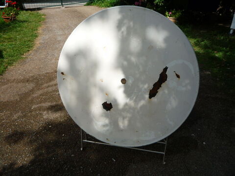 Table de jardin pliante en fer
diamtre 97cm
h 72,5cm 45 Castres (81)