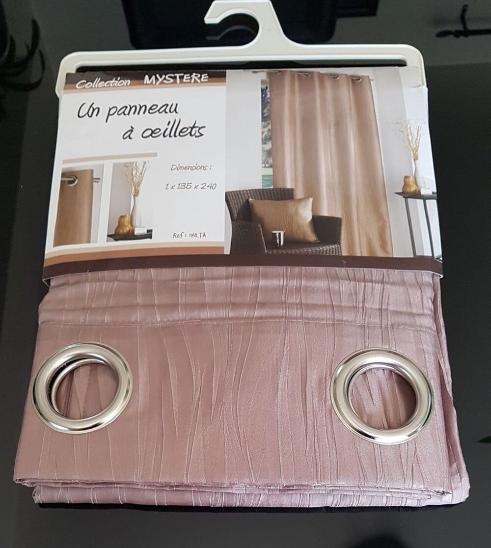 Doubles rideaux &agrave; oeillets neufs, couleur marron glac&eacute;
Tr&egrave;s Décoration
