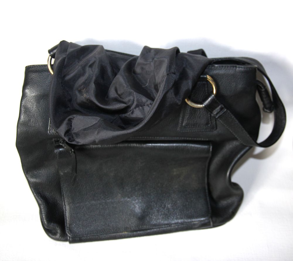 Tr&egrave;s beau sac en cuir vintage marque Angela.
Maroquinerie