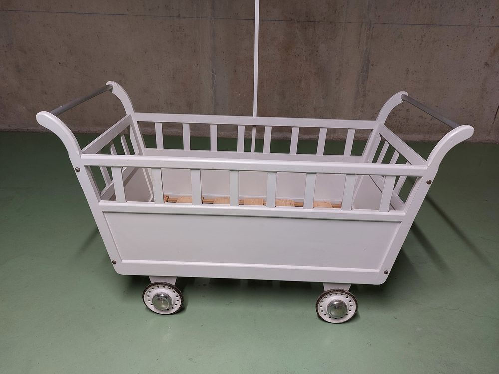 Lit b&eacute;b&eacute; en bois &agrave; roulettes vintage ann&eacute;es 1950 Mobilier enfants