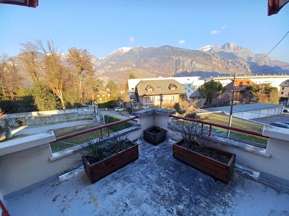 Vente Maison SAINT JEAN DE MAURIENNE Dans quartier résidentiel à proximité du centre ville Maison mitoyenne spacieuse de caractère 140 m2 + 2 belles terrasses et très agréable jardin privé et clos Saint-jean-de-maurienne