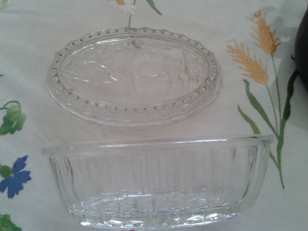 Beurrier ancien en verre moul&eacute; d&eacute;cor vache &eacute;tat neuf Cuisine