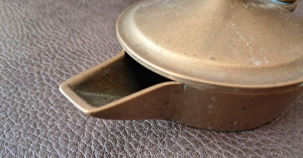lampe &agrave; huile en laiton surmont&eacute;e d'un oiseau 
Décoration