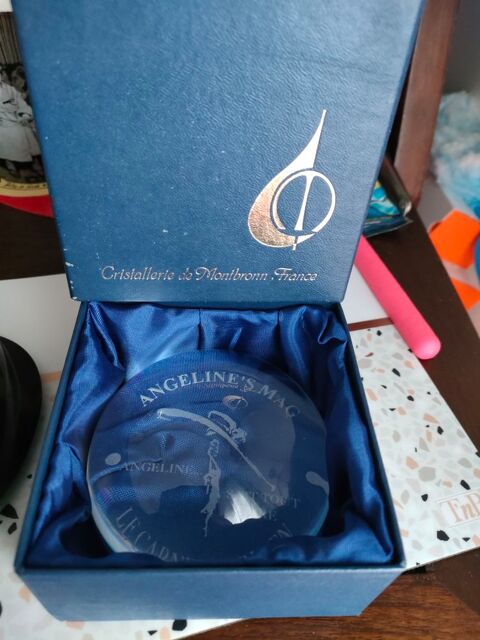 Presse-papiers en publicitaire de la maison Montbronn. 20 Mantes-la-Jolie (78)