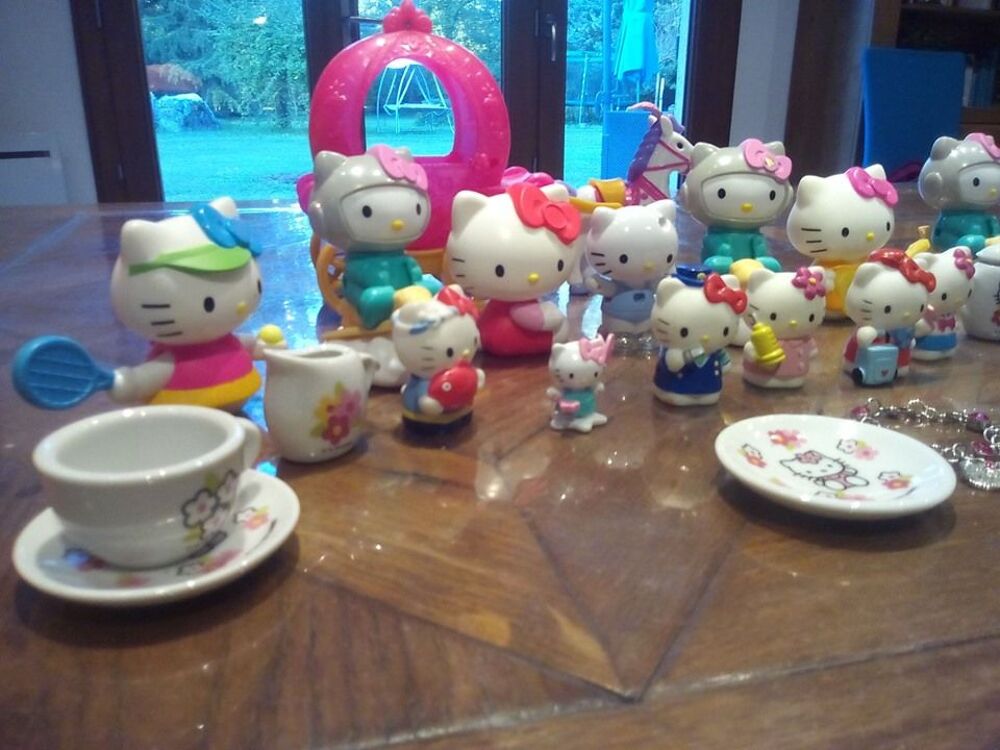 Lot HELLO KITTY carosse 13personnages service &agrave; th&eacute; bracelet Jeux / jouets