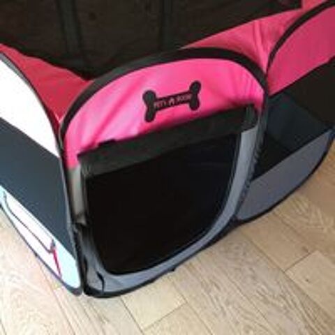   maison en polyester rose et noire 