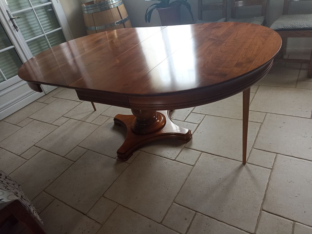 Belle table ronde en merisier 
Diametre 115cm
Meubles