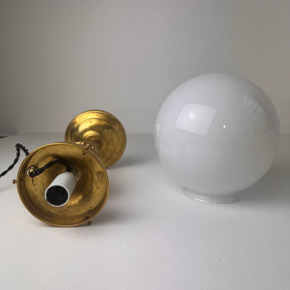 Ancienne lampe &agrave; poser laiton et opaline vintage Décoration