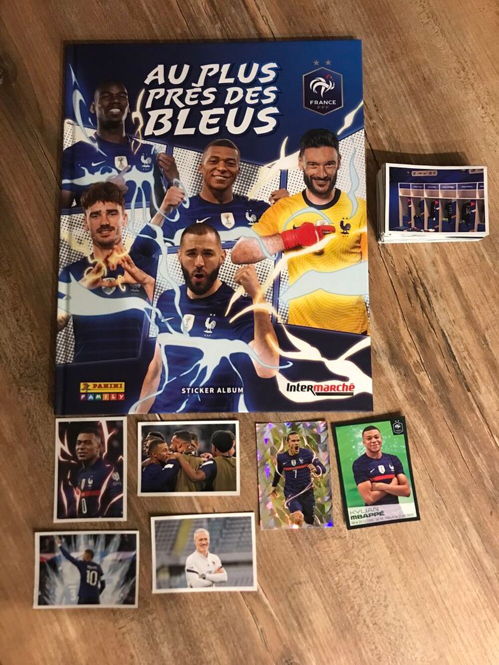 Album panini &acute;&acute; Au plus pr&egrave;s des bleus &acute;&acute; + 96 images sans double 