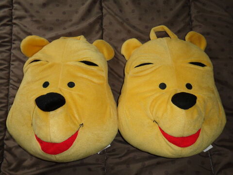2 DISNEY coussins WINNIE L OURSON . 30 Theix (56)