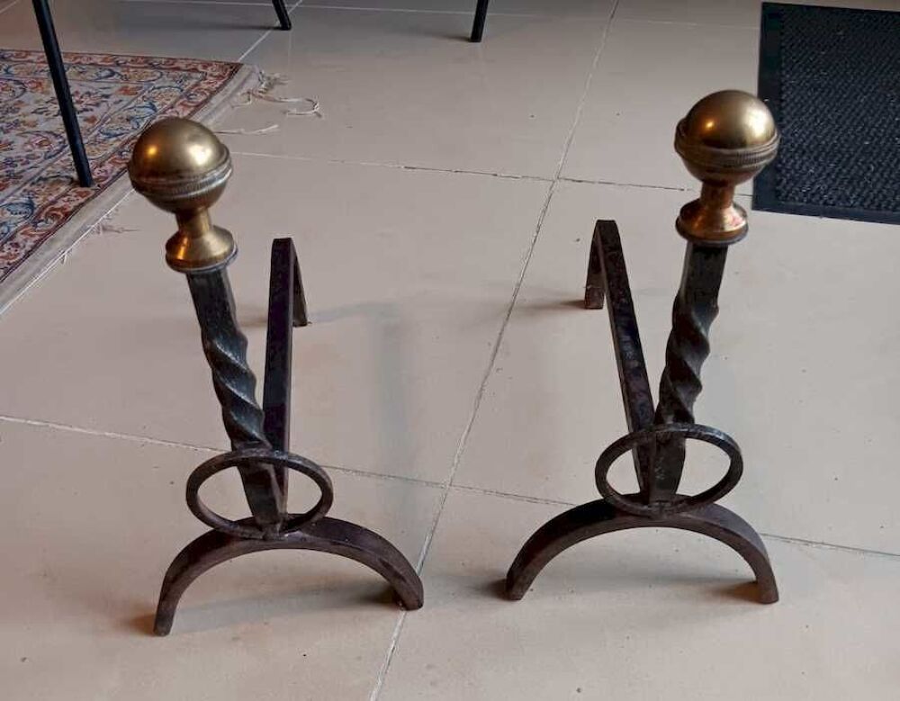 une paire de chenets m&eacute;talliques pour une chemin&eacute;e Décoration