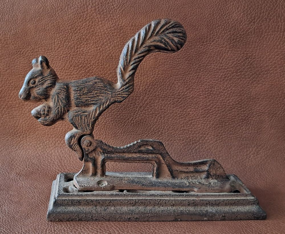 ancien casse noix noisettes vintage en m&eacute;tal &eacute;cureuil Décoration