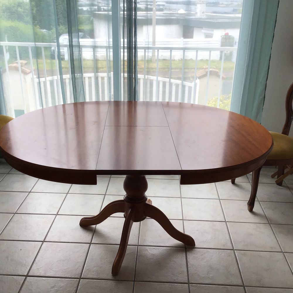 table &agrave; manger en noyer Meubles