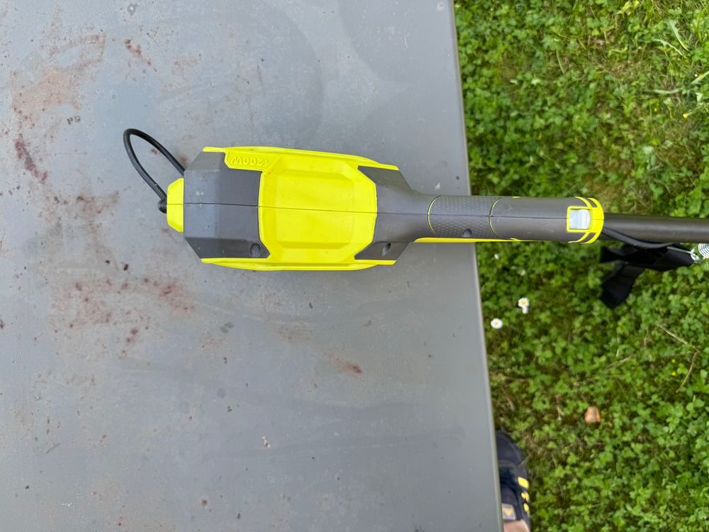  D&eacute;broussailleuse ryobi Jardin