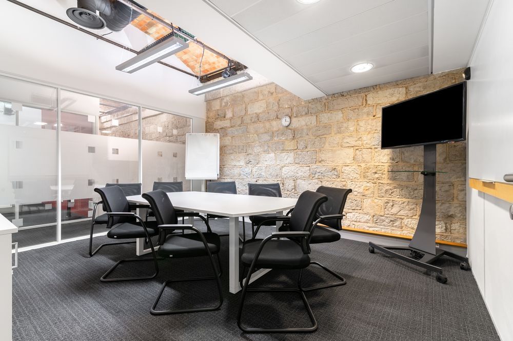   Trouvez un espace de bureau à Marseille Les Docks  pour 5 personnes  où tout est pris en charge Marseille 2