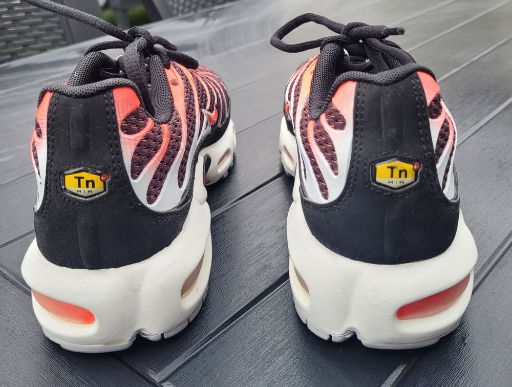 Baskets Nike. Nike Air / Tn Air. Edition limit&eacute;e. Mixte. Chaussures