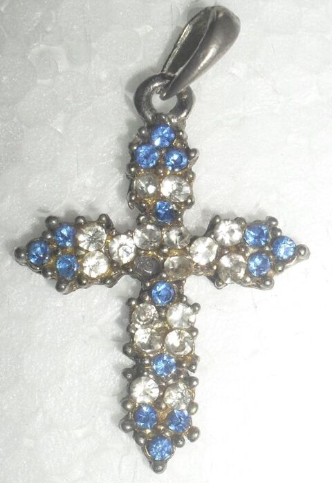 Pendentif Croix avec brillants. 15 Montreuil (93)