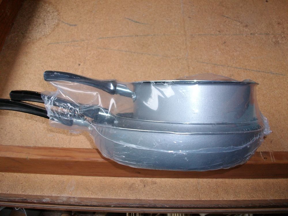 Sets 3 pi&egrave;ces Gris T&eacute;flon (2 po&ecirc;les+1 casserole) -neufs Cuisine