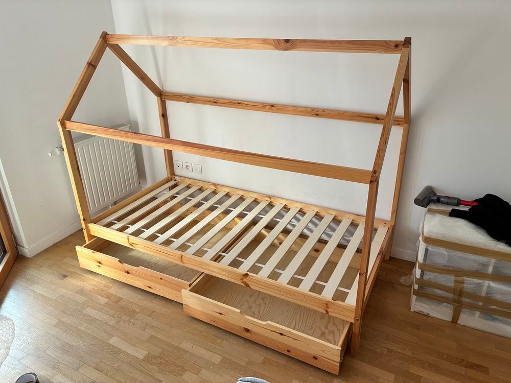 Lit cabane en bois + tiroirs de rangement sur roulettes Mobilier enfants