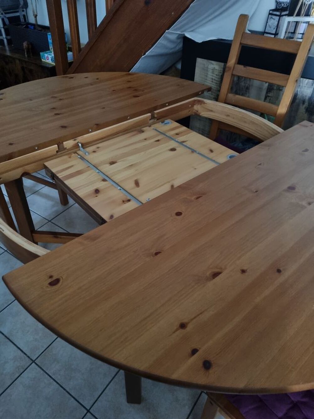 Table de salle &agrave; manger et 4 chaises Meubles